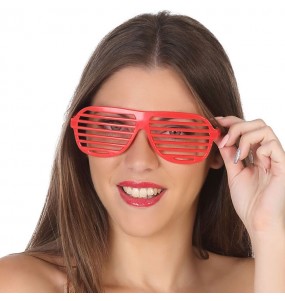 Óculos com grelha vermelha para completar o seu disfarce